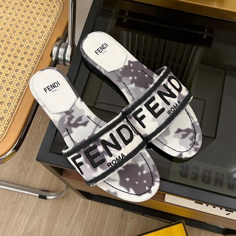 Luxury FendiLuxury FendiFLORAL SLIDES IN BLACK MIX WHITE FABRIC