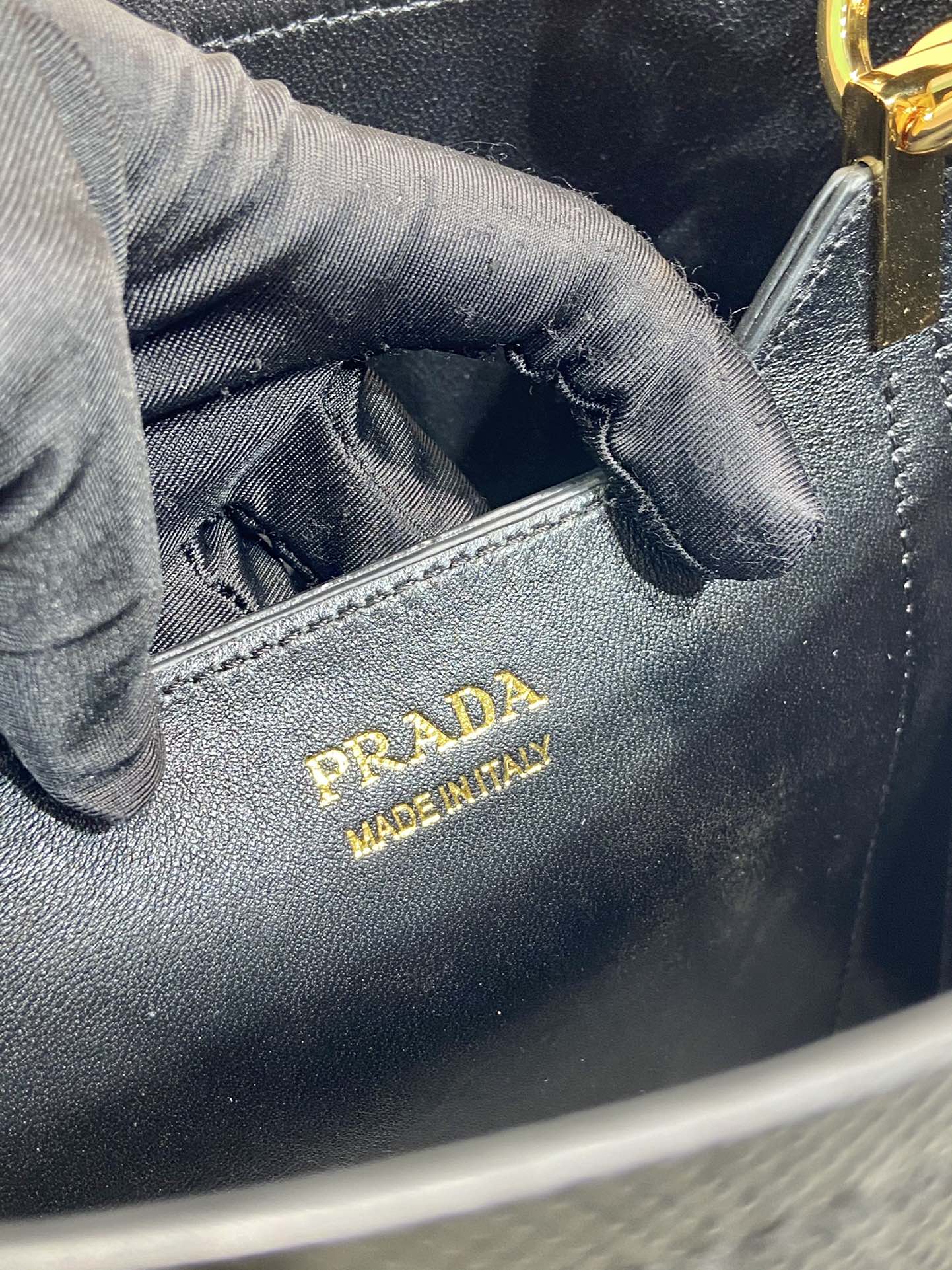 Luxury PradaBUCKET BAG 23 IN BLACK SAFFIANO LEATHER