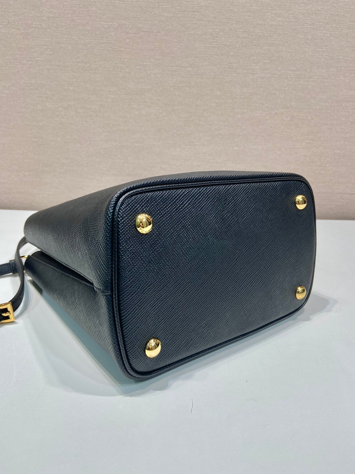 Luxury PradaBUCKET BAG 23 IN BLACK SAFFIANO LEATHER