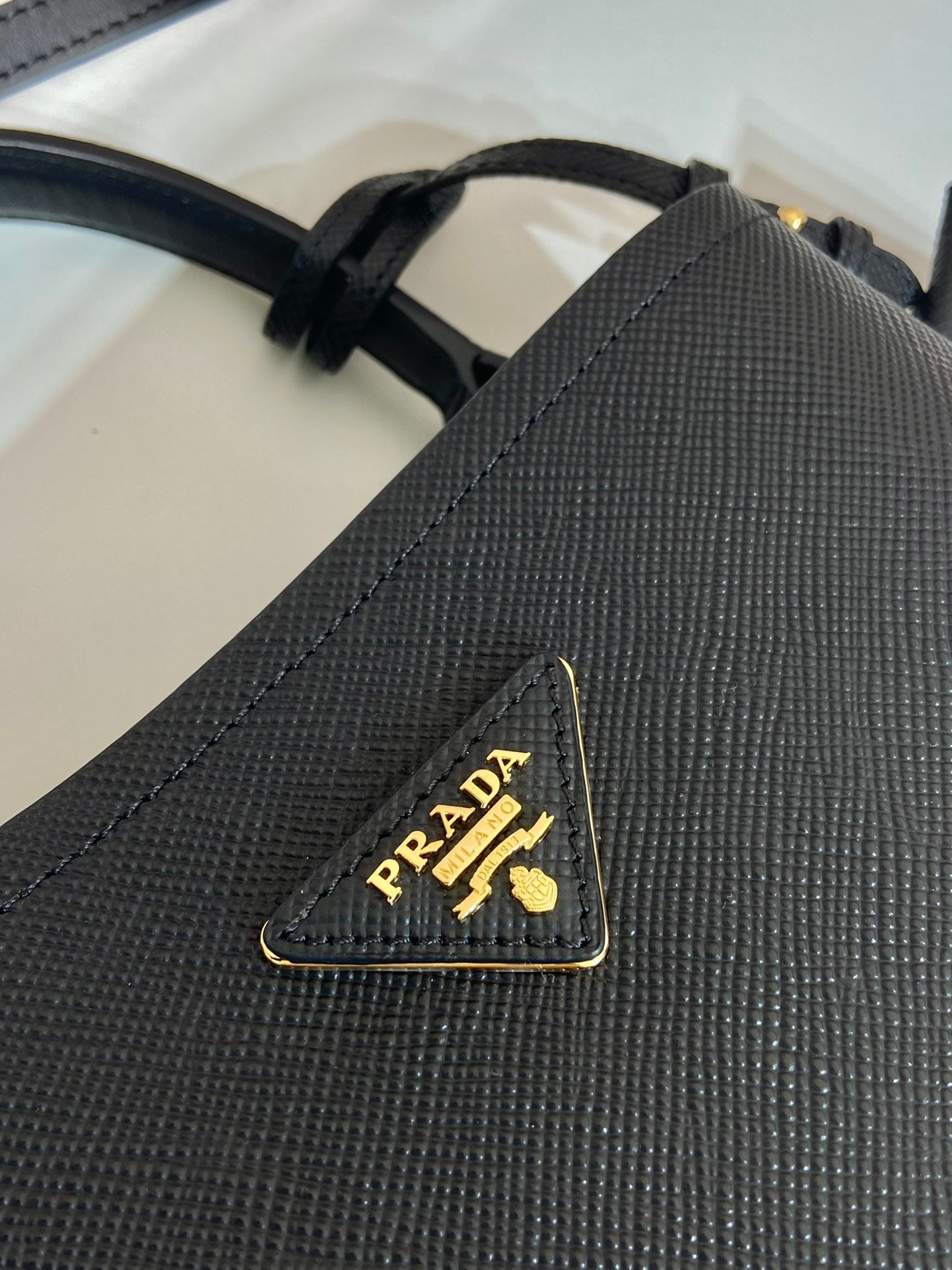 Luxury PradaBUCKET BAG 23 IN BLACK SAFFIANO LEATHER