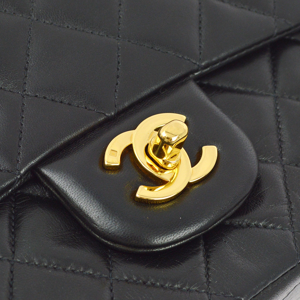 Luxury Chanel 1997-1999 Black Lambskin Medium Classic Double Flap Shoulder Bag