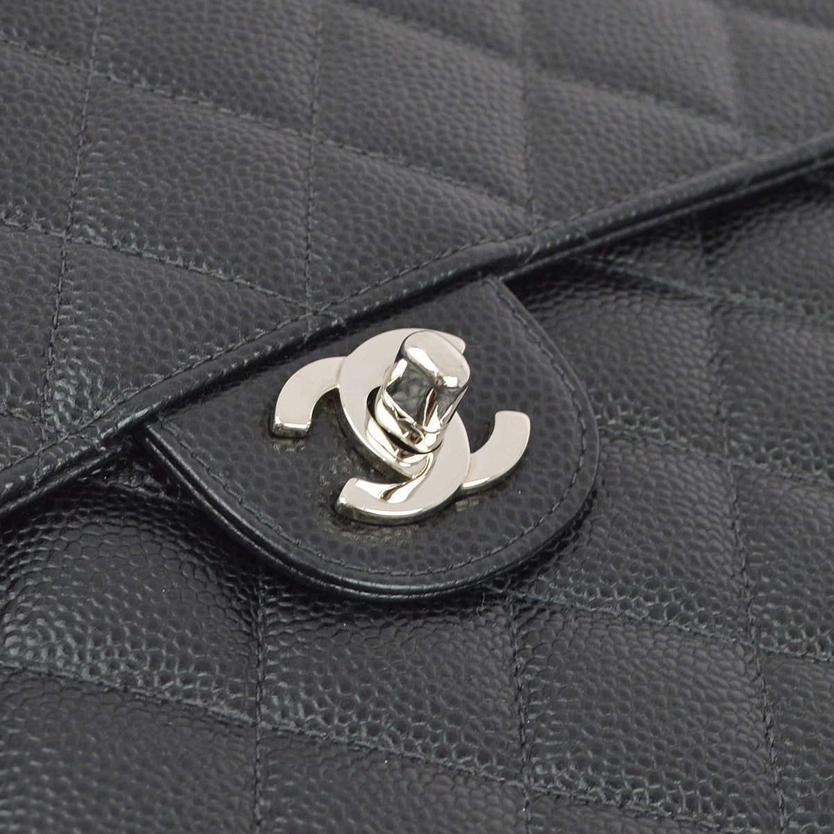 Luxury Chanel 2000-2001 Black Caviar Jumbo Classic Flap Shoulder Bag