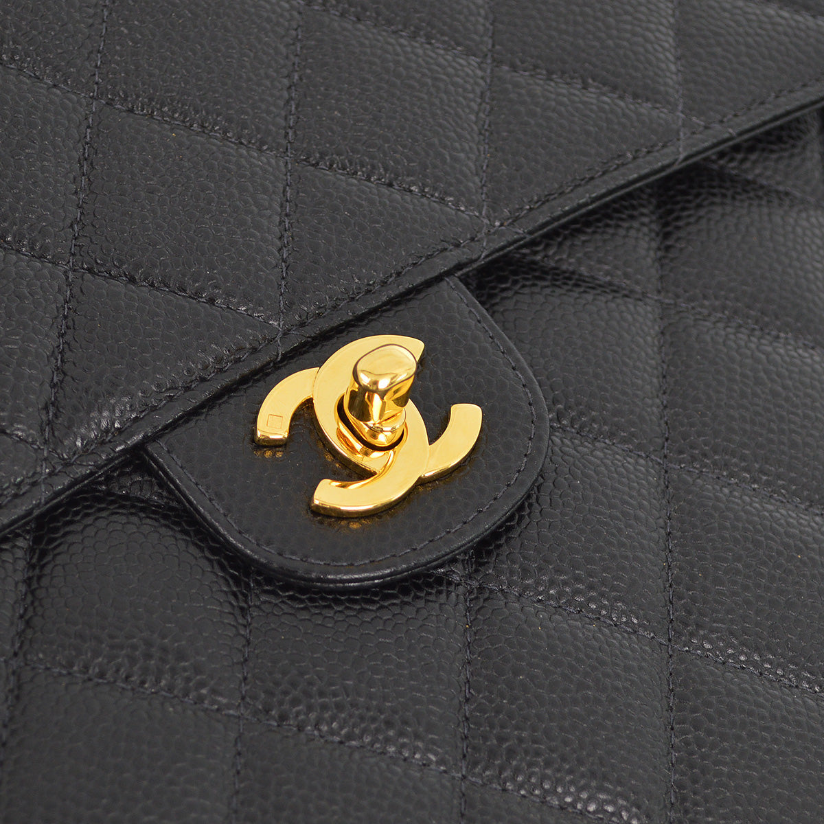 Luxury Chanel 2000-2001 Black Caviar Jumbo Classic Flap Shoulder Bag