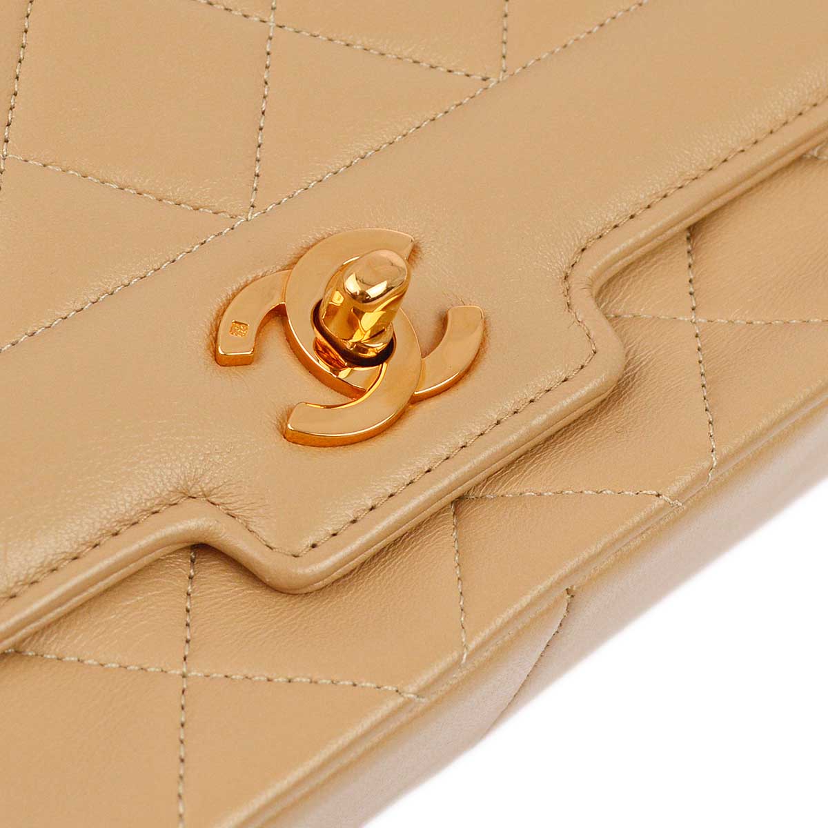 Luxury Chanel 1989-1991 Beige Lambskin Border Flap Shoulder Bag Medium