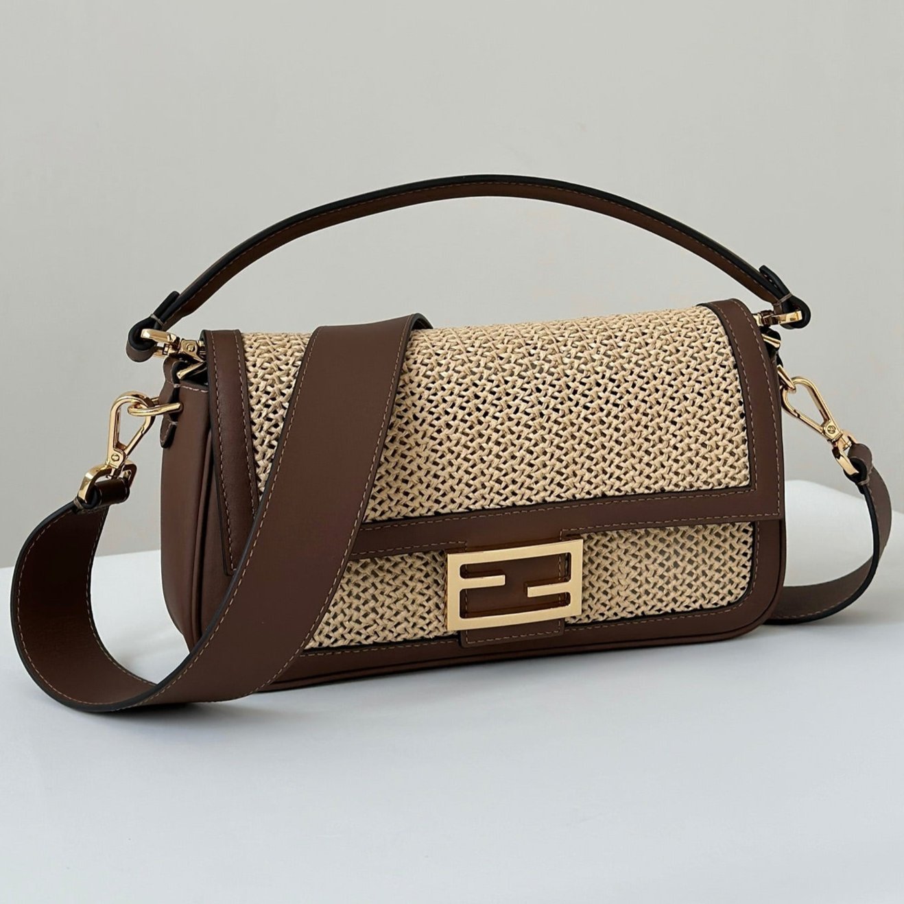 Luxury FendiLuxury FendiBAGUETTE 27 BAG IN BEIGE RAFFIA AND BROWN CALFSKIN WITH GOLD HARDWARE