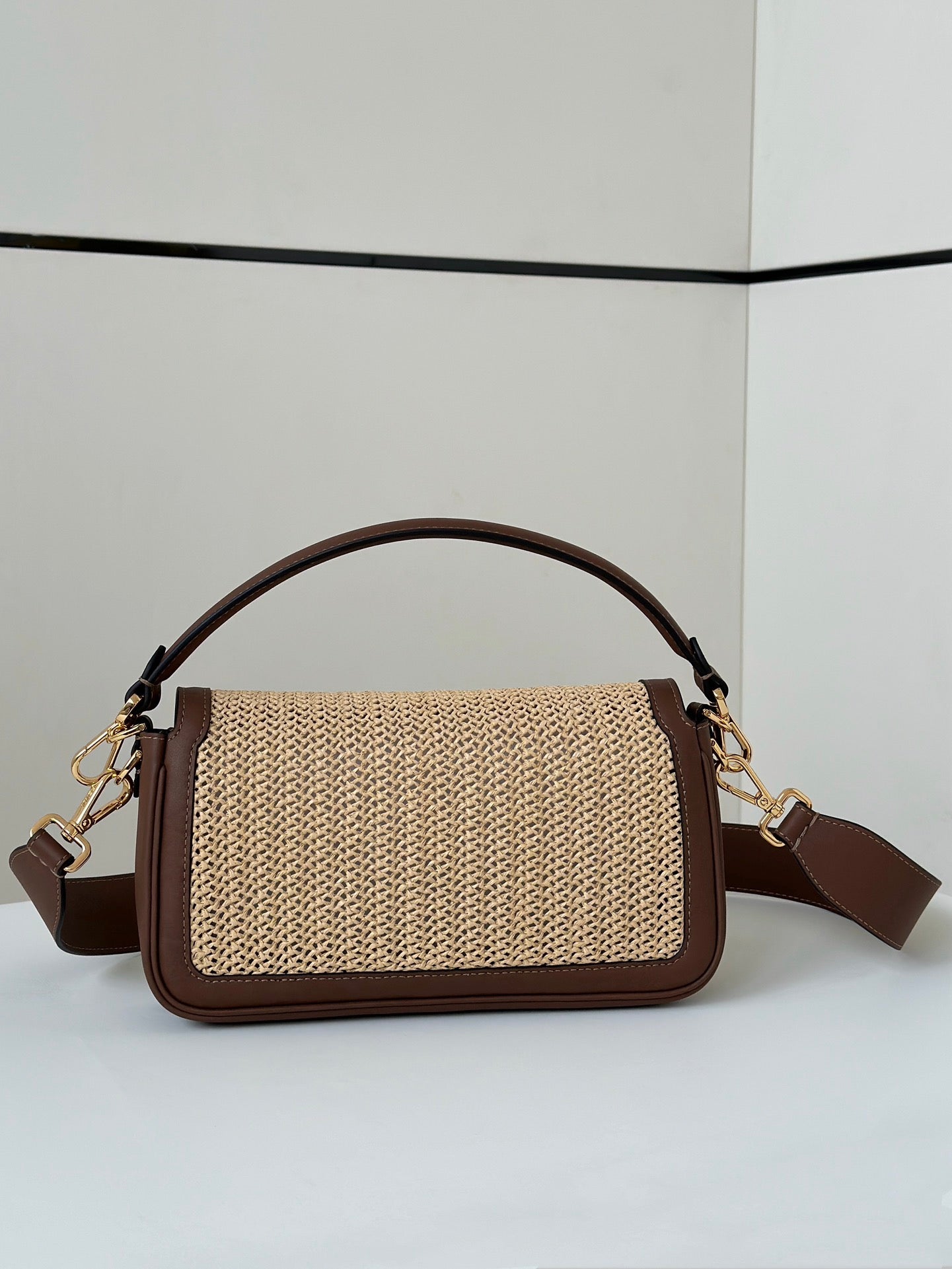 Luxury FendiLuxury FendiBAGUETTE 27 BAG IN BEIGE RAFFIA AND BROWN CALFSKIN WITH GOLD HARDWARE