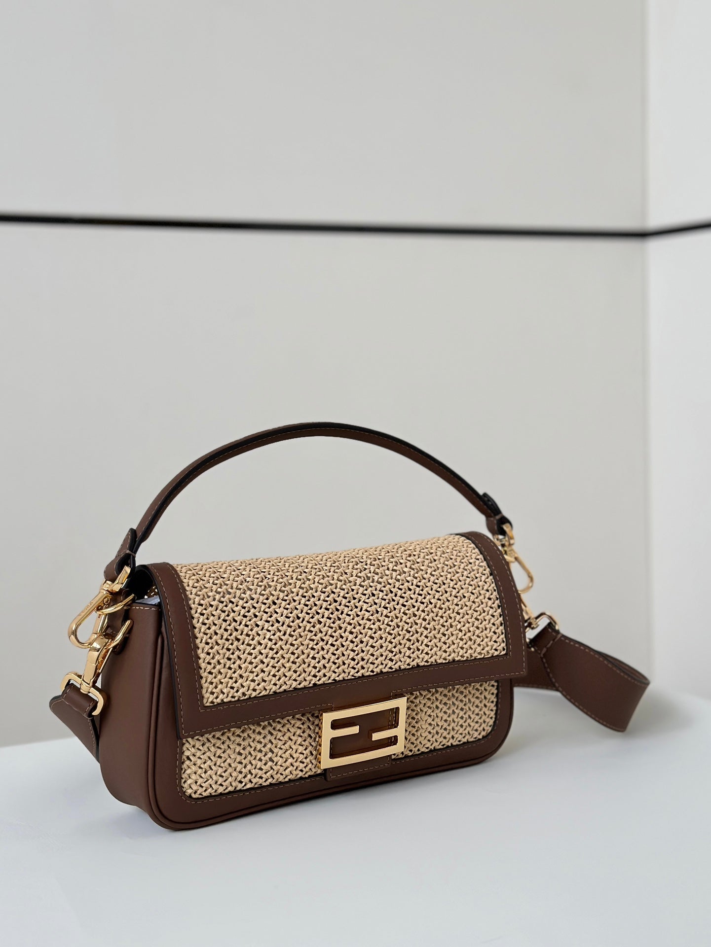 Luxury FendiLuxury FendiBAGUETTE 27 BAG IN BEIGE RAFFIA AND BROWN CALFSKIN WITH GOLD HARDWARE
