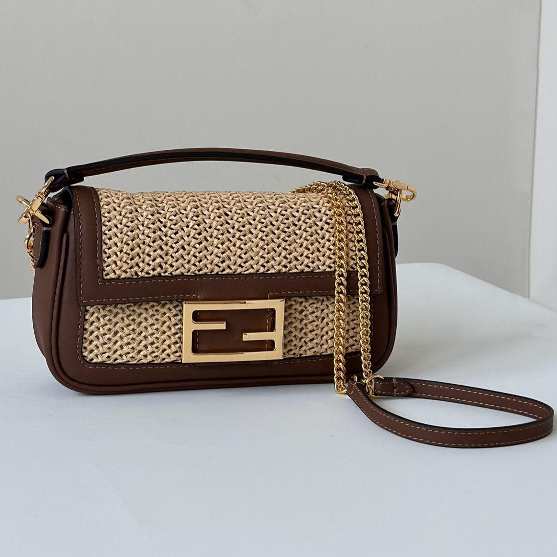 Luxury FendiLuxury FendiBAGUETTE 20 BAG IN BEIGE RAFFIA AND BROWN CALFSKIN WITH GOLD HARDWARE