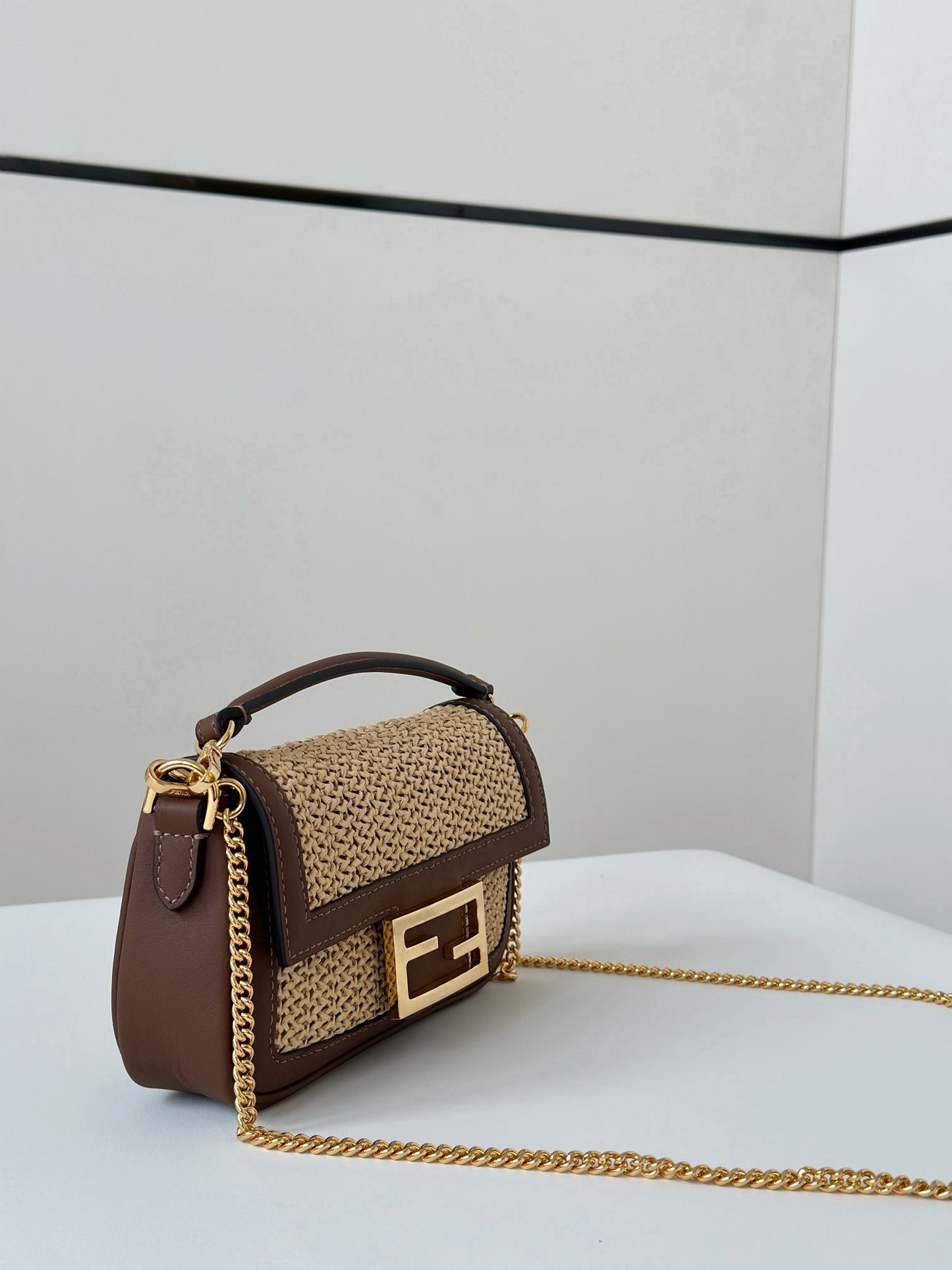 Luxury FendiLuxury FendiBAGUETTE 20 BAG IN BEIGE RAFFIA AND BROWN CALFSKIN WITH GOLD HARDWARE