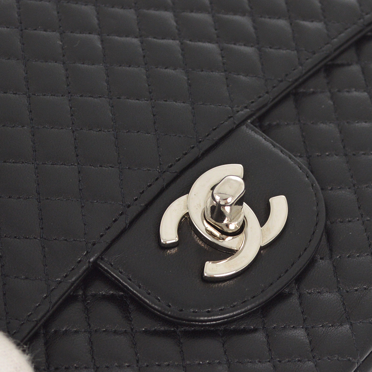 Luxury Chanel 1996-1997 Black Lambskin Medium Classic Single Flap Shoulder Bag