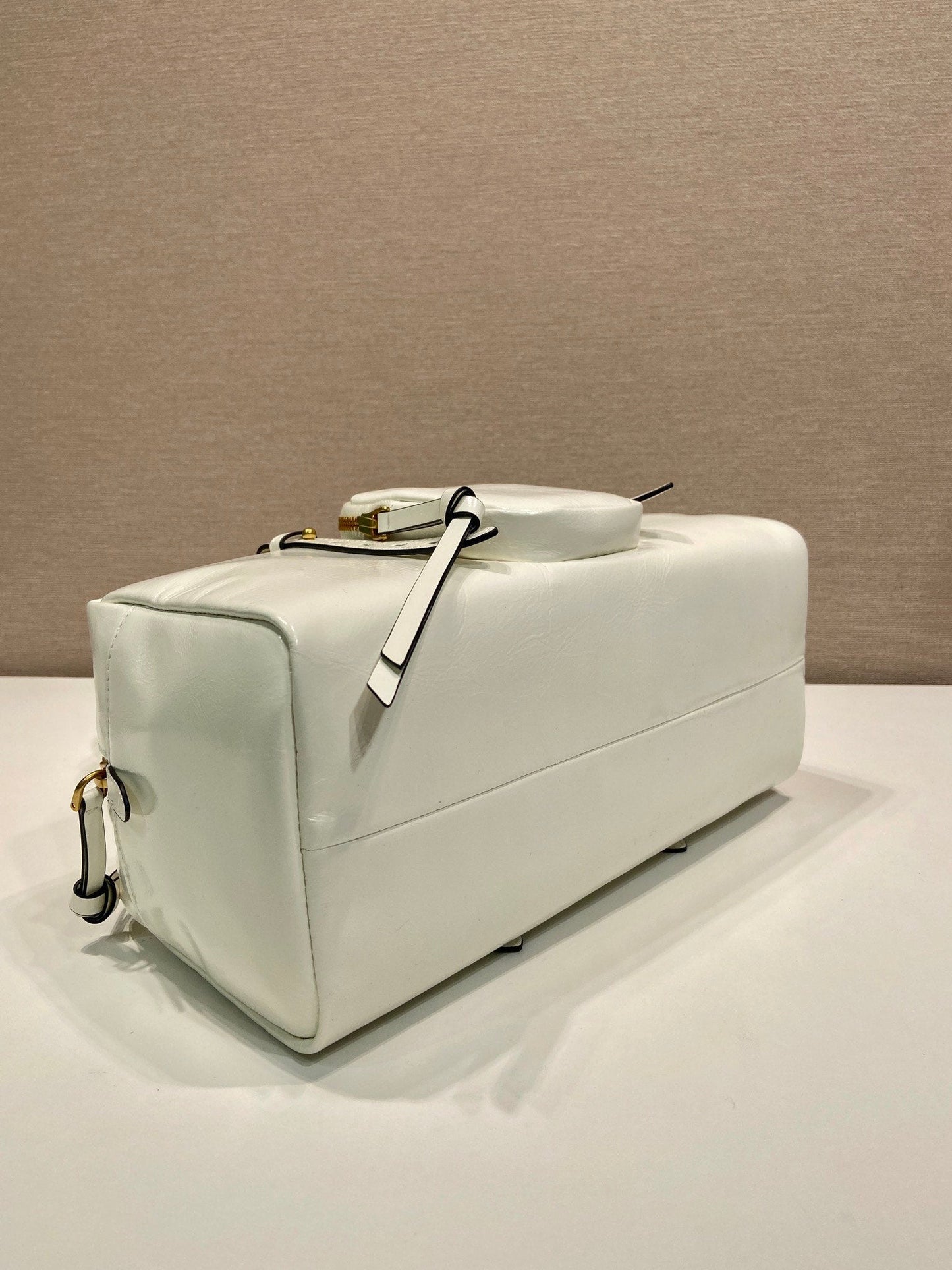 Luxury PradaLARGE RECTANGULAR BAG 30 IN WHITE OIL WAX LAMBSKIN GOLD HARDWARE