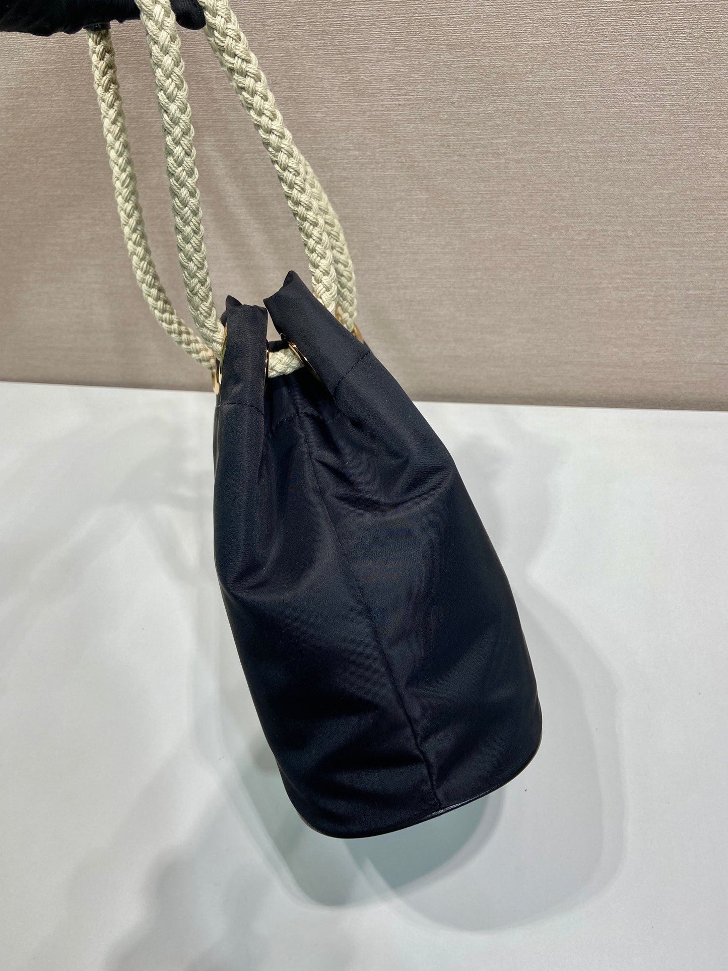 Luxury PradaBUCKET BAG 28 IN BLACK RE-NYLON GOLD LOGO