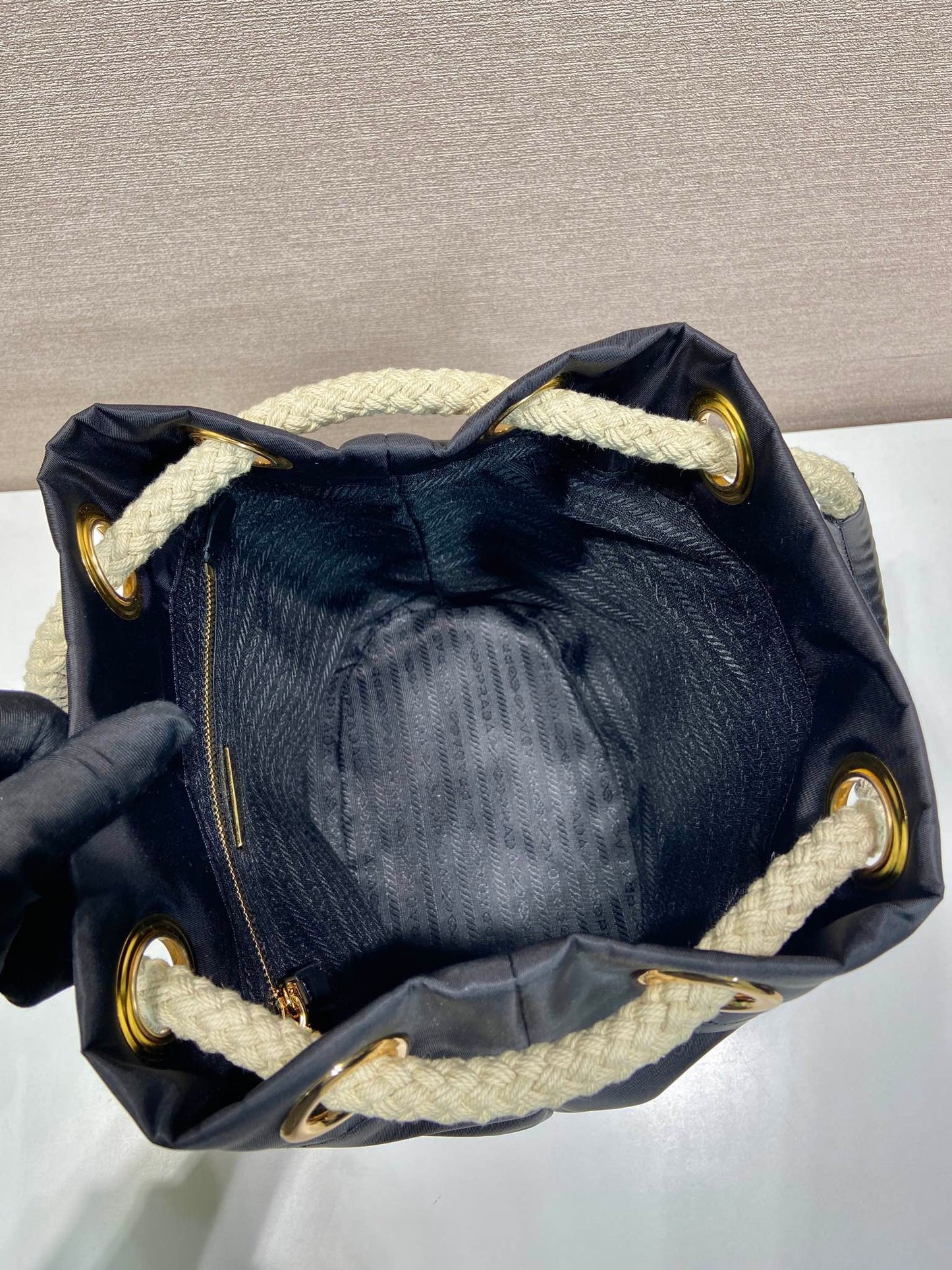 Luxury PradaBUCKET BAG 28 IN BLACK RE-NYLON GOLD LOGO