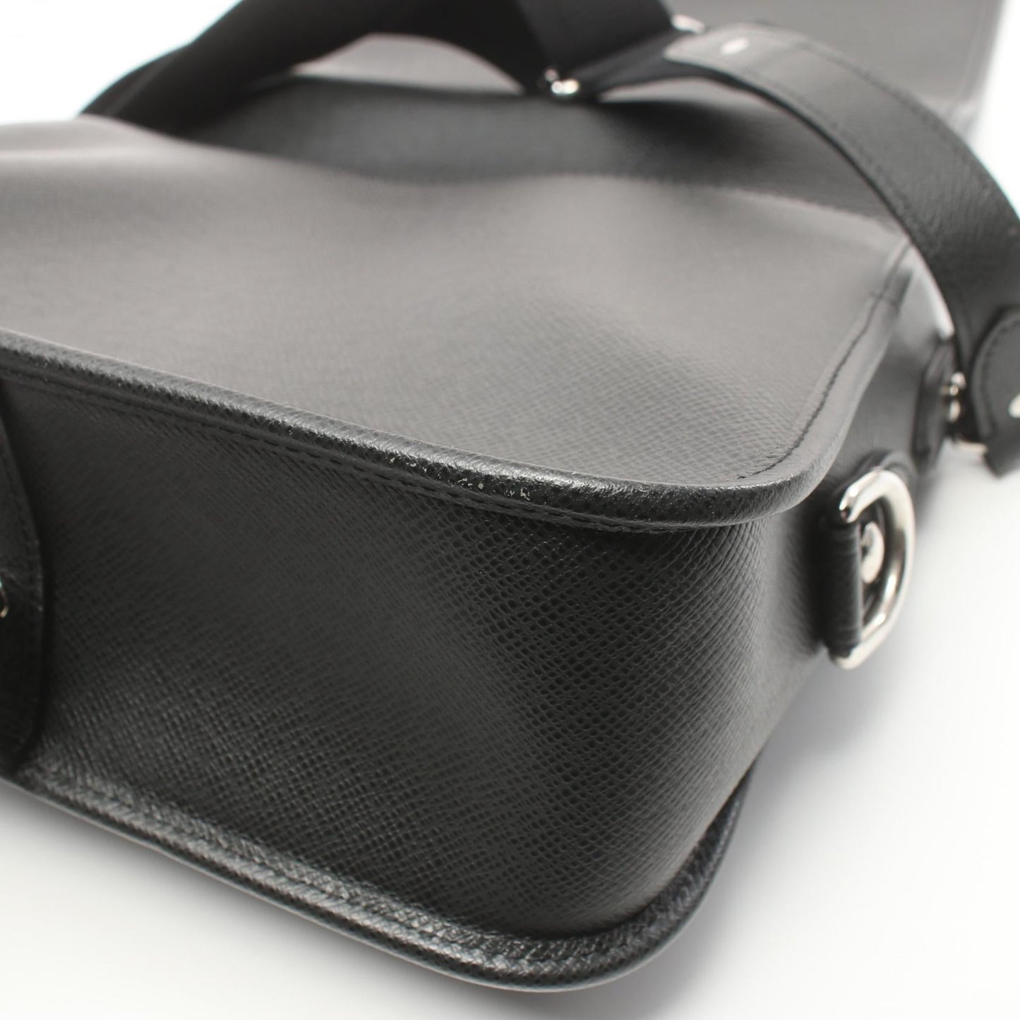 Louis Vuitton Taiga Leather Andrei Shoulder Bag M32482
