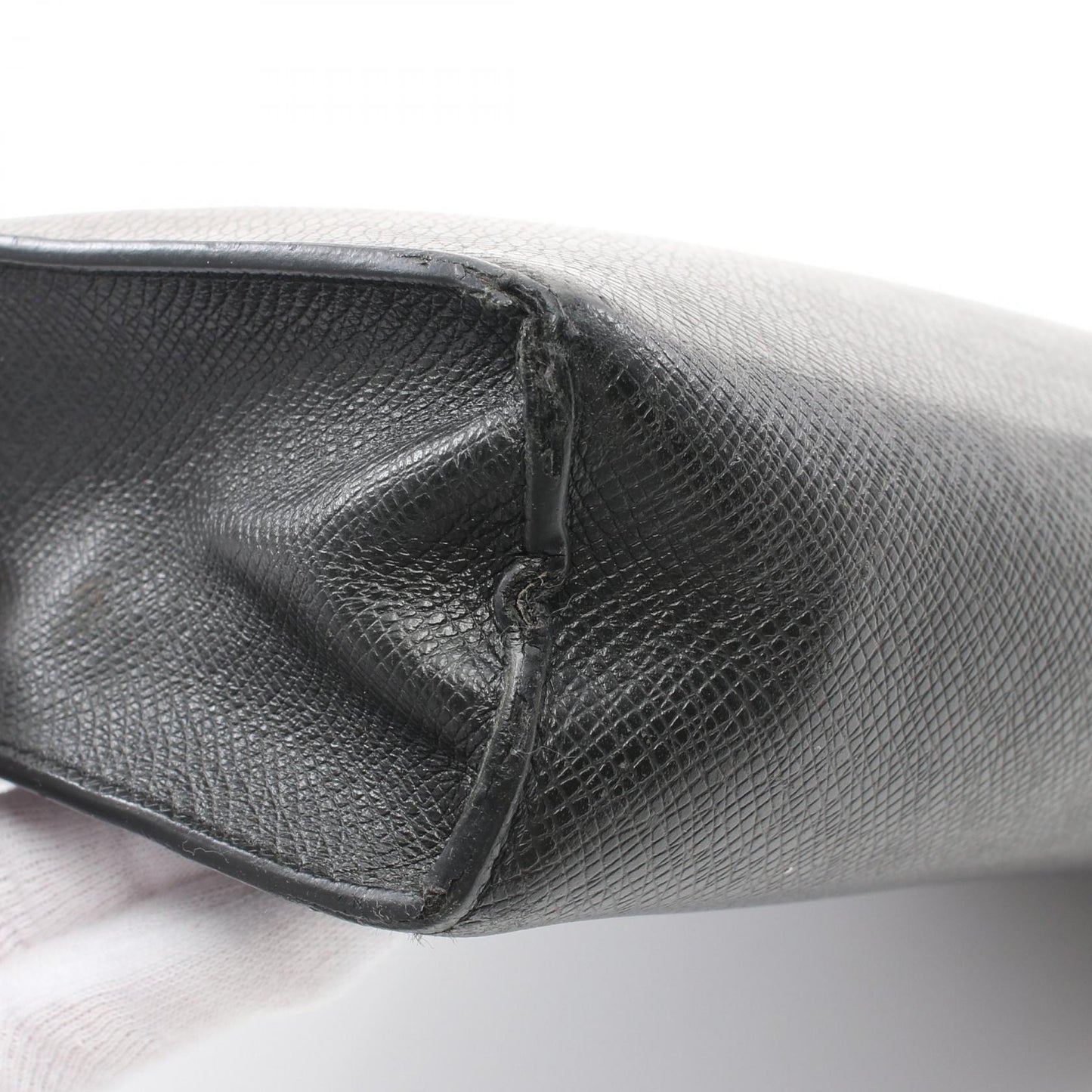 Louis Vuitton Taiga Noir Pochette Voyage MM Clutch M30547