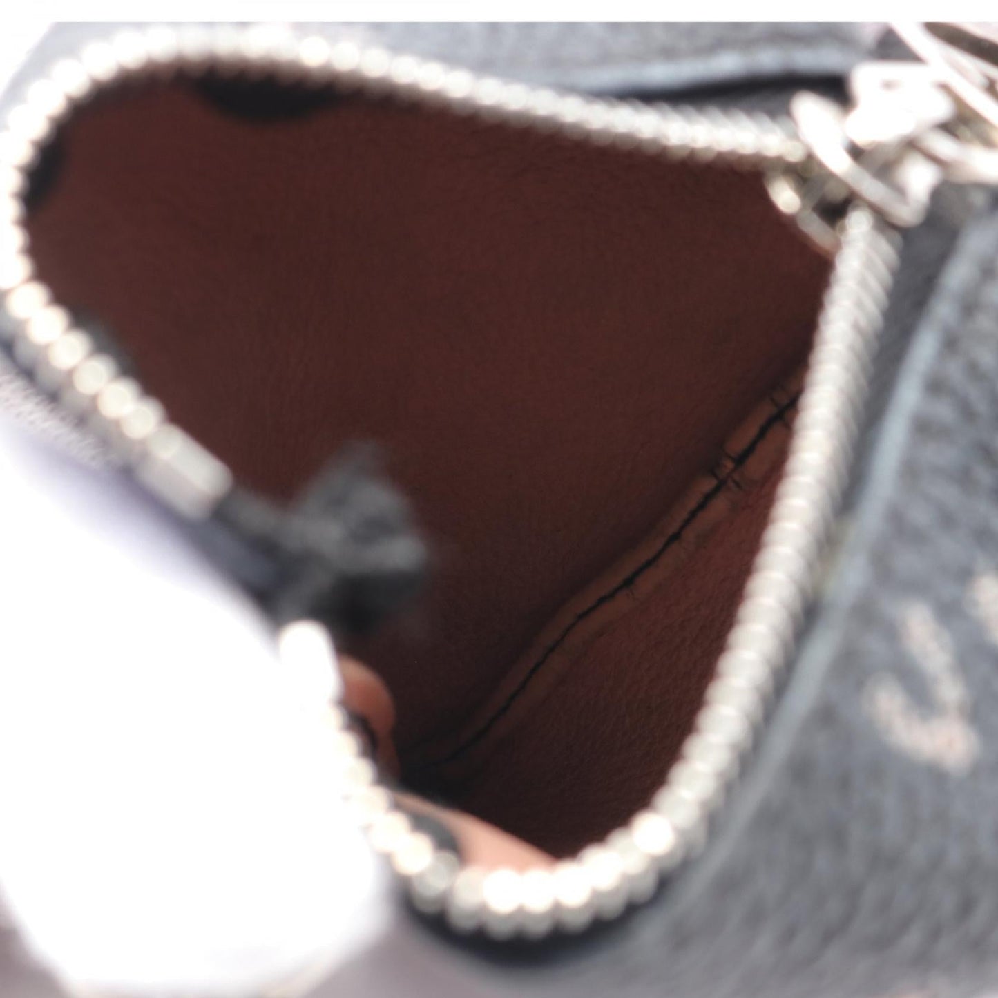 Louis Vuitton Mahina Leather Berlango Pouch M00868