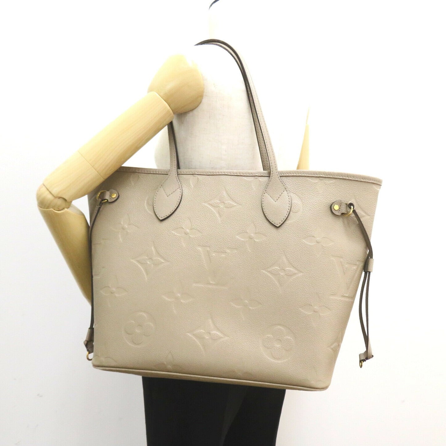 Louis Vuitton Neverfull MM Tote Bag M45686