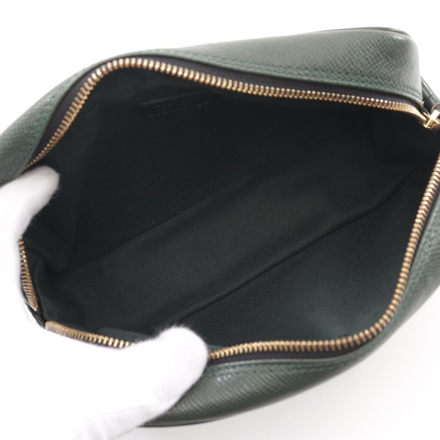Louis Vuitton Taiga Leather Clutch M30814