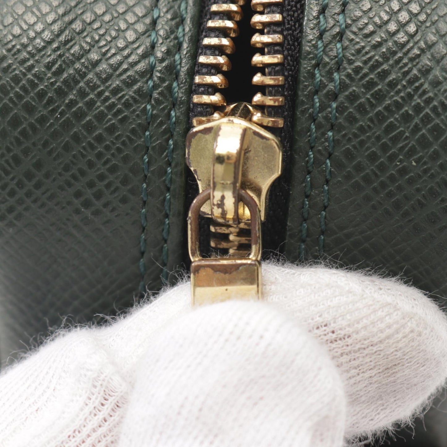 Louis Vuitton Taiga Leather Clutch M30814