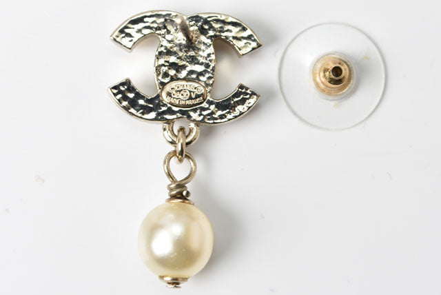 Chanel CC Motif Swing Pearl Earrings Gold/White