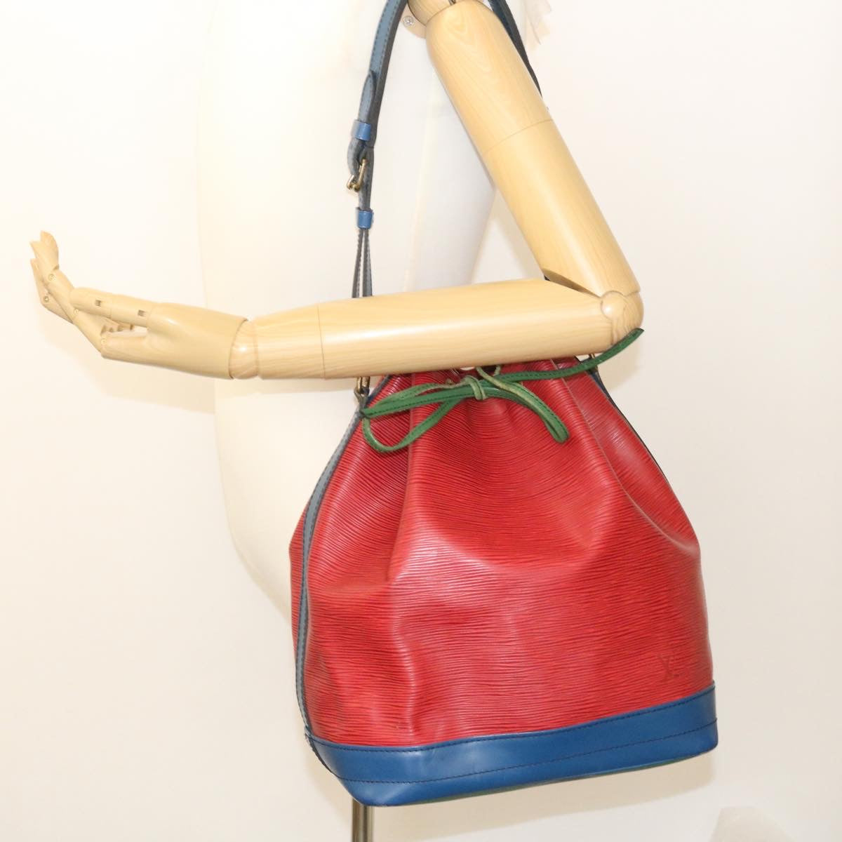 LOUIS VUITTON Epi Noe Tricolor Shoulder Bag Red Blue Green M44082 LV 28195