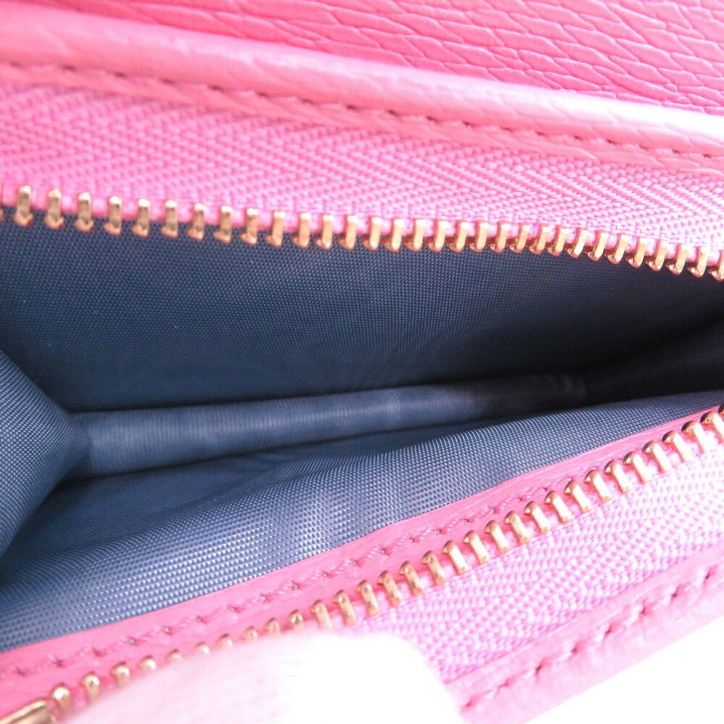 Gucci --  Leather Wallet  ()