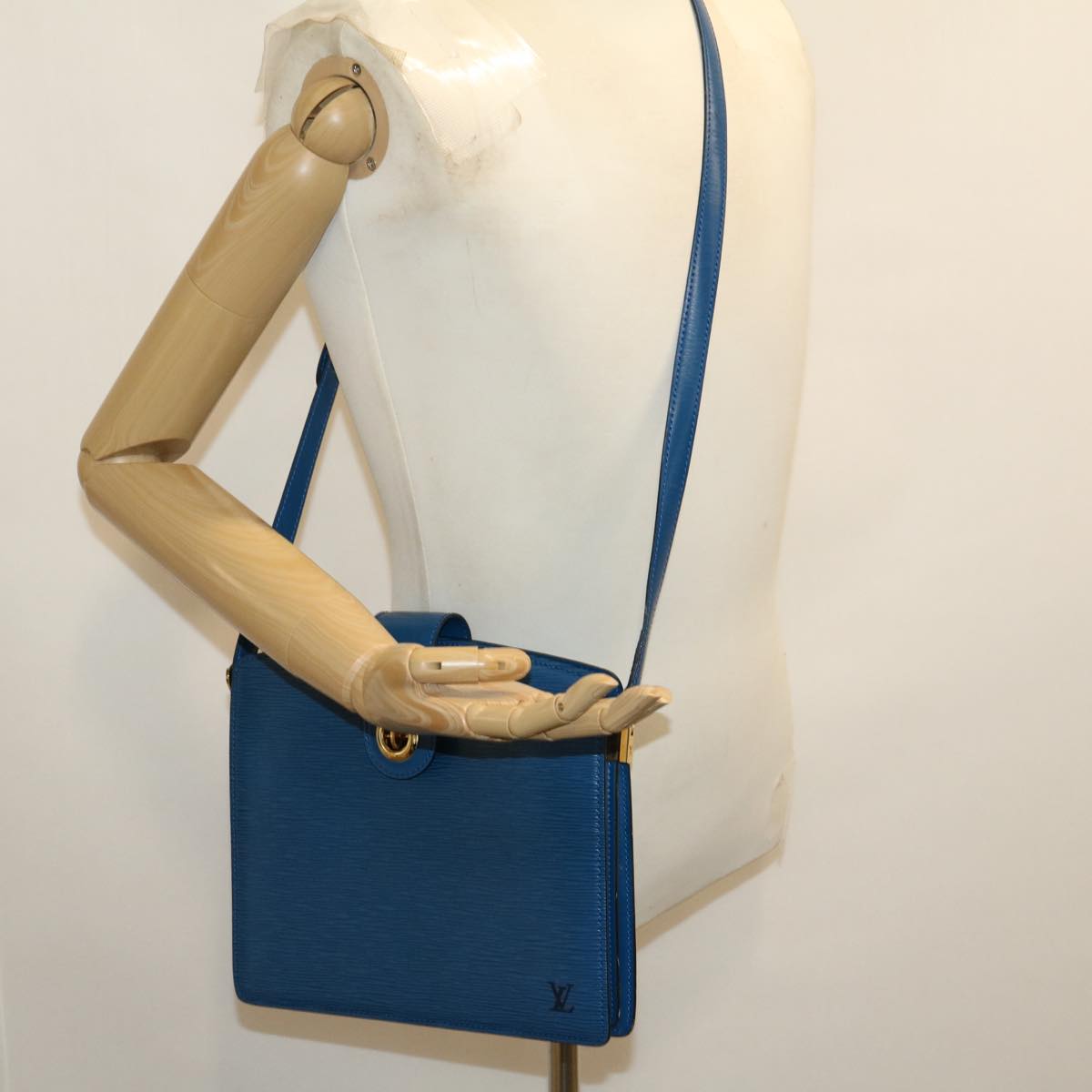 LOUIS VUITTON Epi Capucines Shoulder Bag Blue M52345 LV 31094