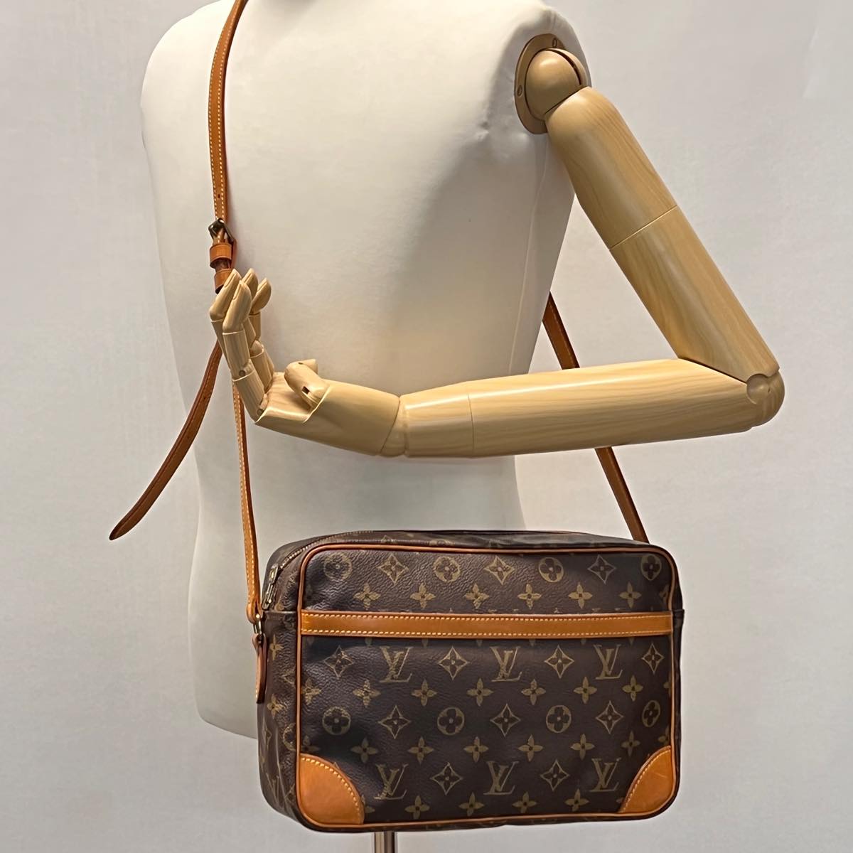 LOUIS VUITTON Monogram Trocadero 30 Shoulder Bag M51272 LV 32125
