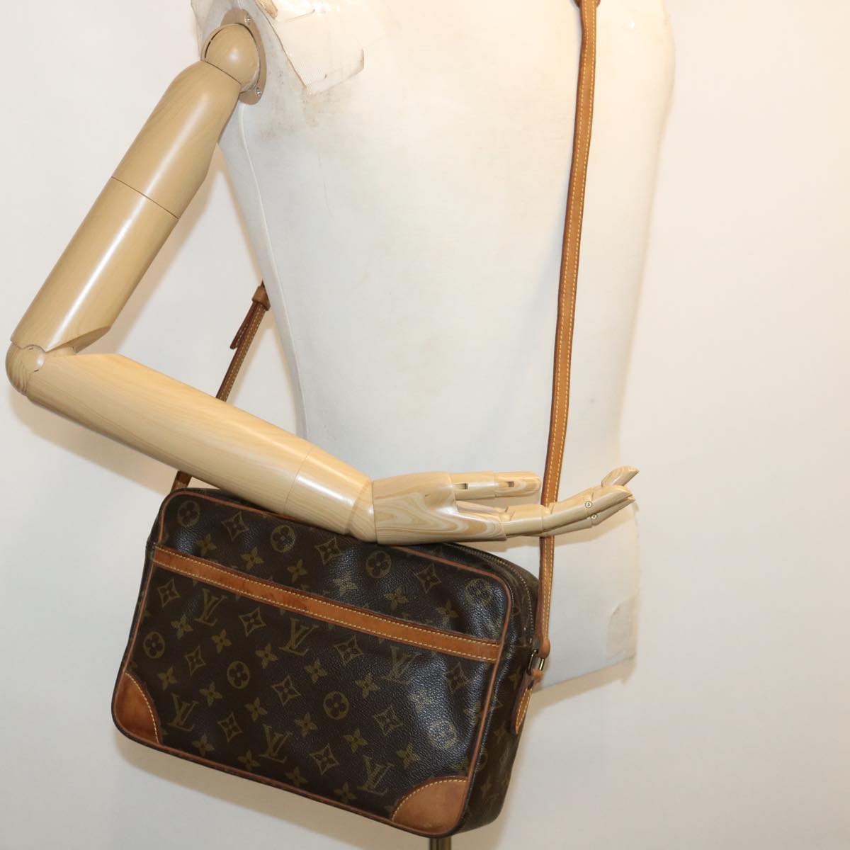 LOUIS VUITTON Monogram Trocadero 30 Shoulder Bag M51272 LV 32840