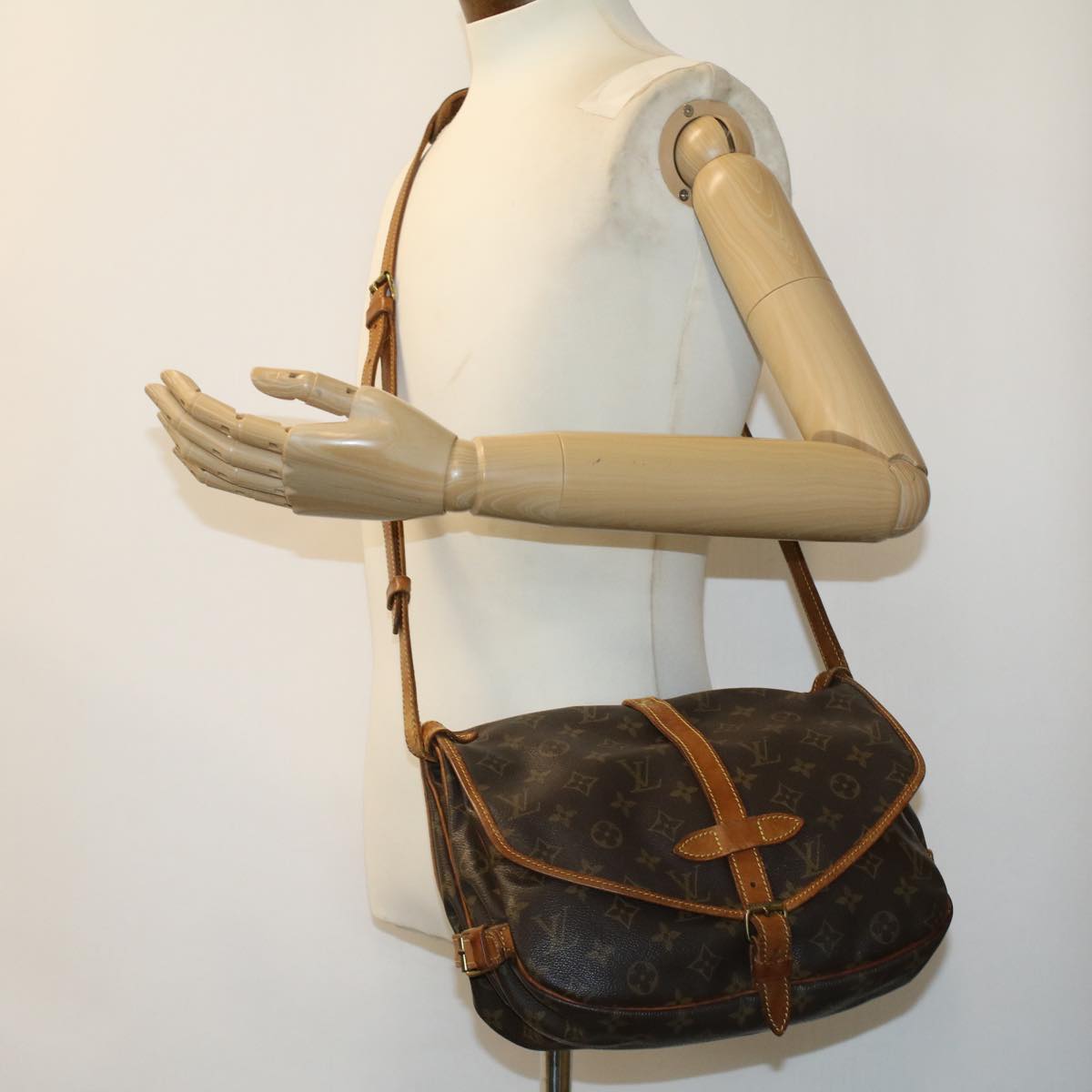 LOUIS VUITTON Monogram Saumur 30 Shoulder Bag M42256 LV 33016