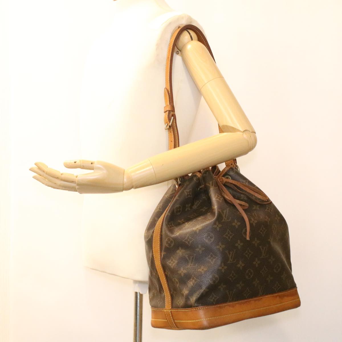 LOUIS VUITTON Monogram Noe Shoulder Bag M42224 LV 35303