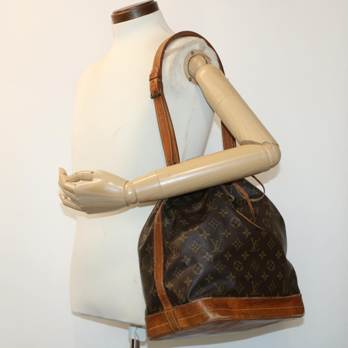 LOUIS VUITTON Monogram Noe Shoulder Bag M42224 LV 43853