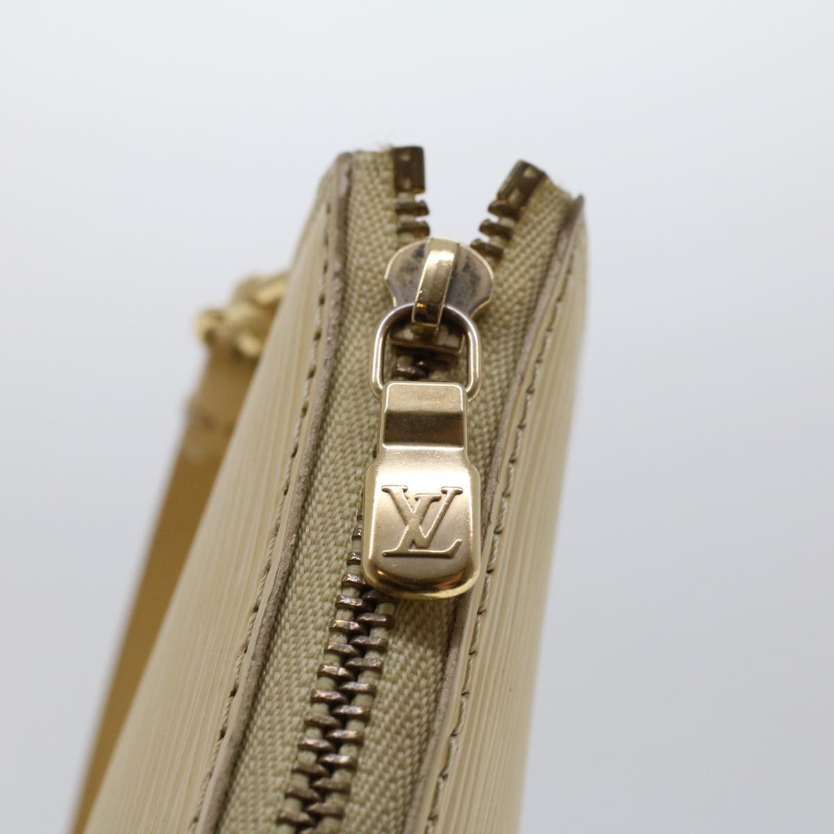 LOUIS VUITTON Epi Pochette Accessoires Pouch Vanilla M5294A LV 44664