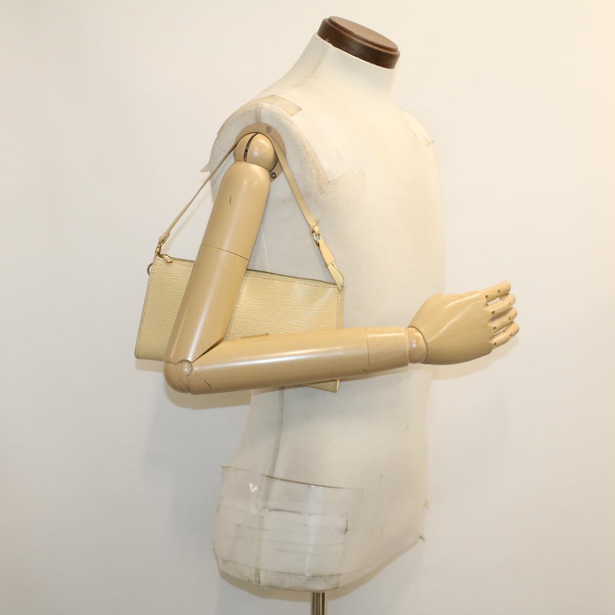 LOUIS VUITTON Epi Pochette Accessoires Pouch Vanilla M5294A LV 44664
