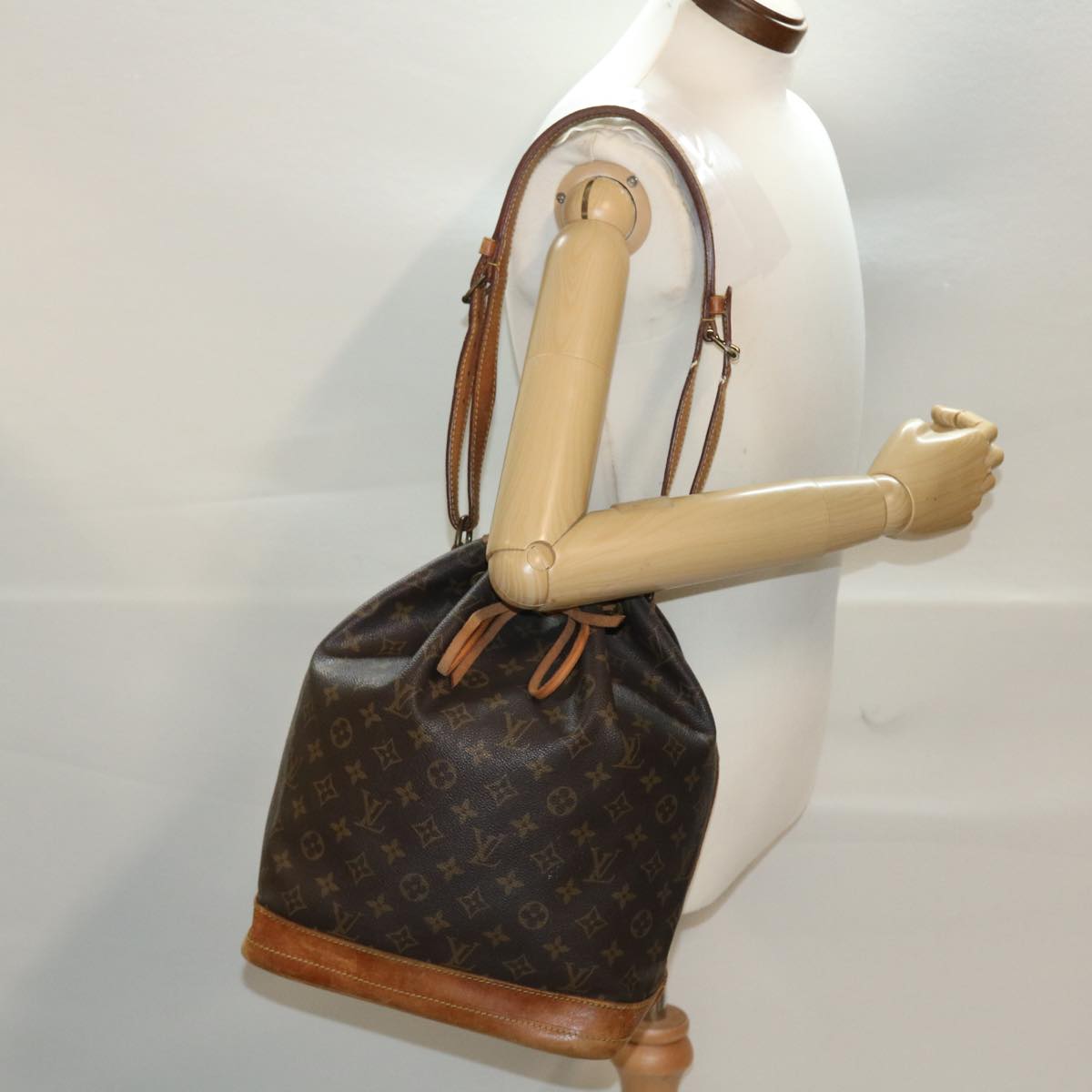 LOUIS VUITTON Monogram Noe Shoulder Bag M42224 LV 44859