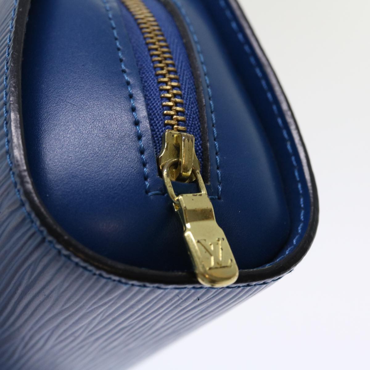 LOUIS VUITTON Epi Dauphine PM Pouch Blue M48445 LV 46250