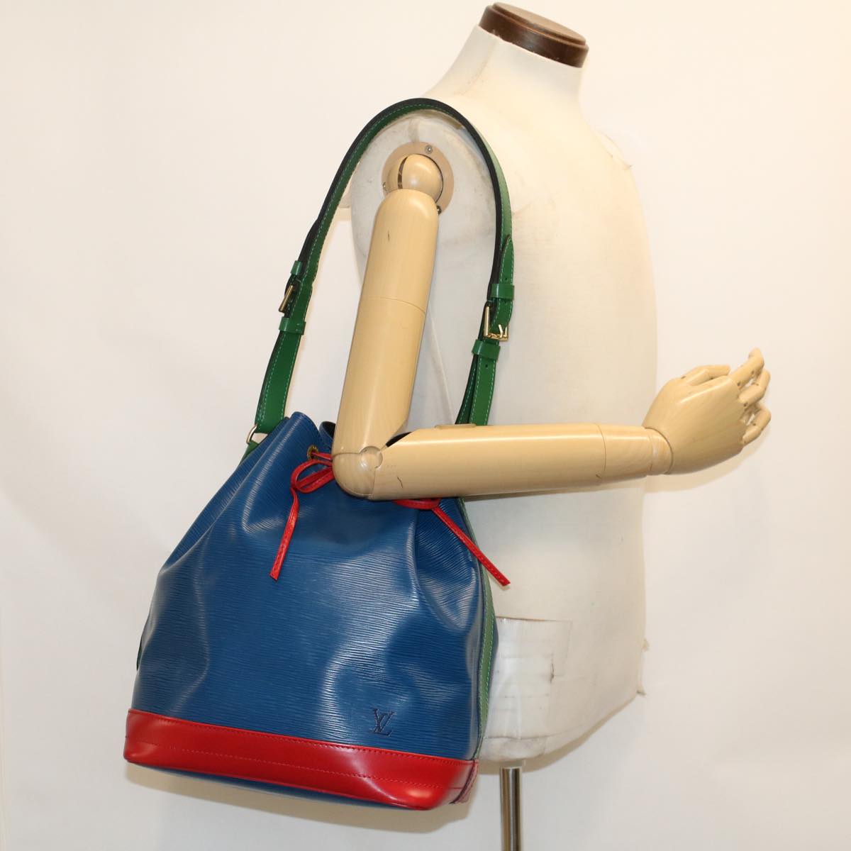LOUIS VUITTON Epi Tricolor Noe Shoulder Bag Red Blue Green M44084 LV 46274