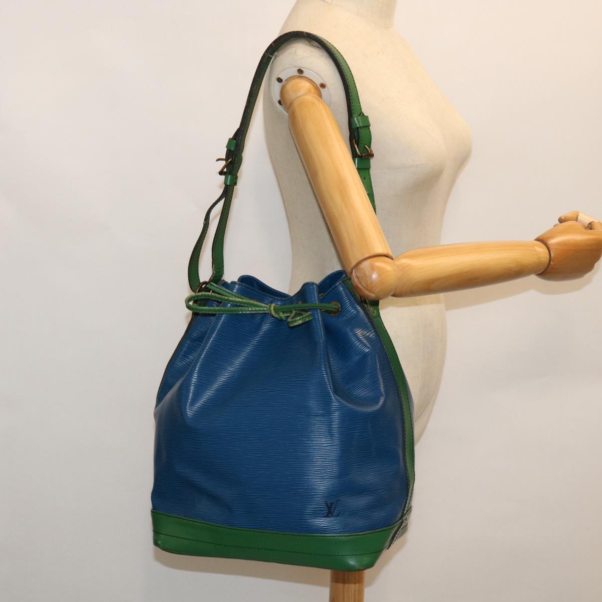 LOUIS VUITTON Epi Tricolor Noe Shoulder Bag Green Blue M44044 LV 53987