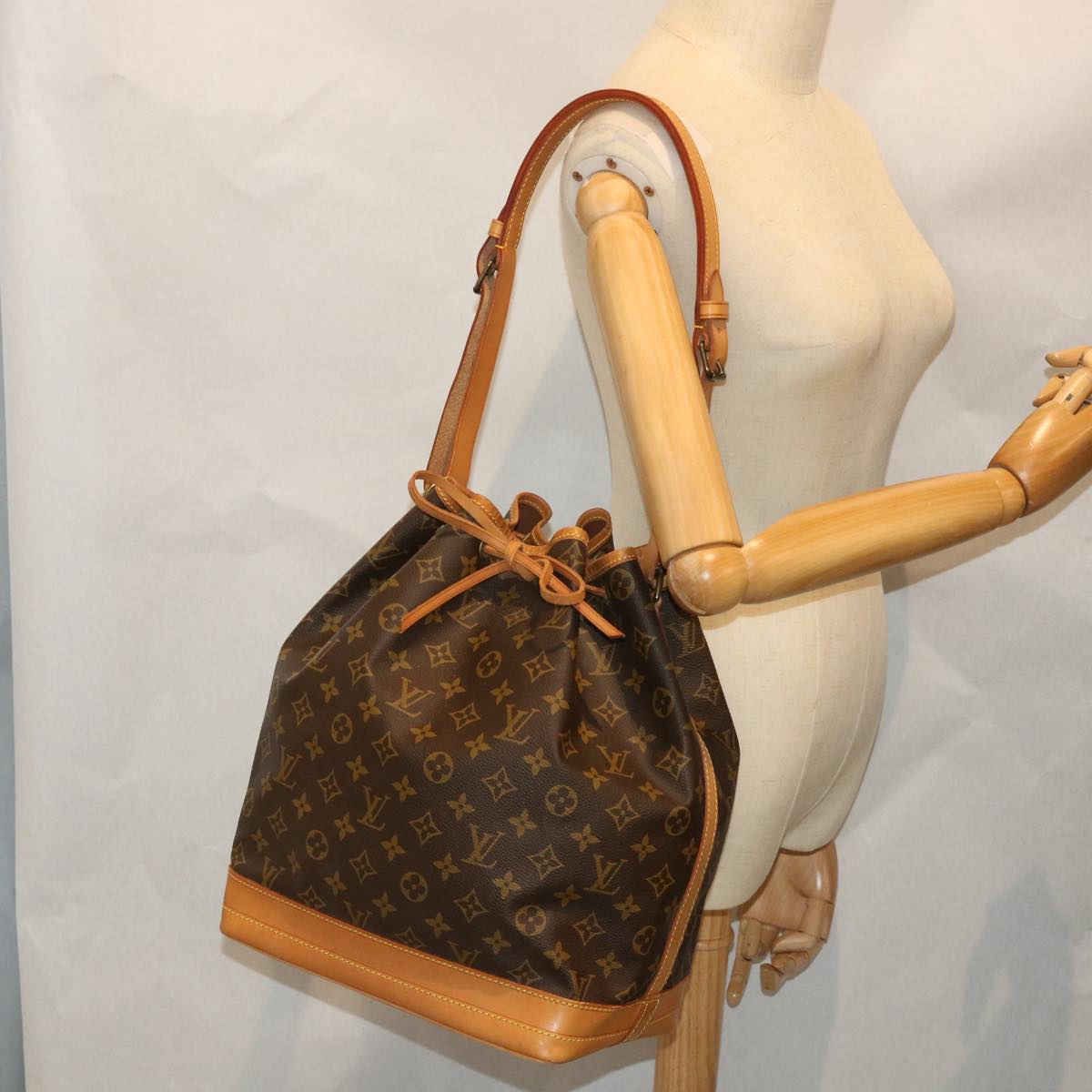 LOUIS VUITTON Monogram Noe Shoulder Bag M42224 LV 54320