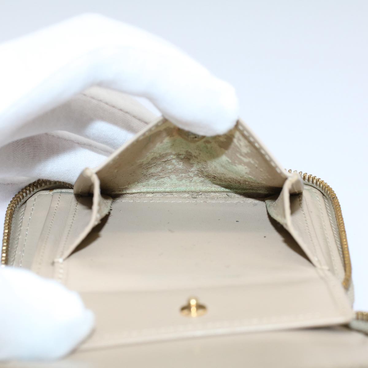 LOUIS VUITTON Monogram Vernis Bloom Compact Wallet Beige M91015 LV 55611