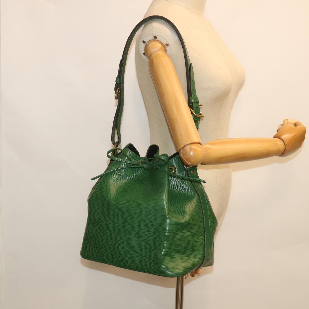 LOUIS VUITTON Epi Petit Noe Shoulder Bag Green M44104 LV 55851