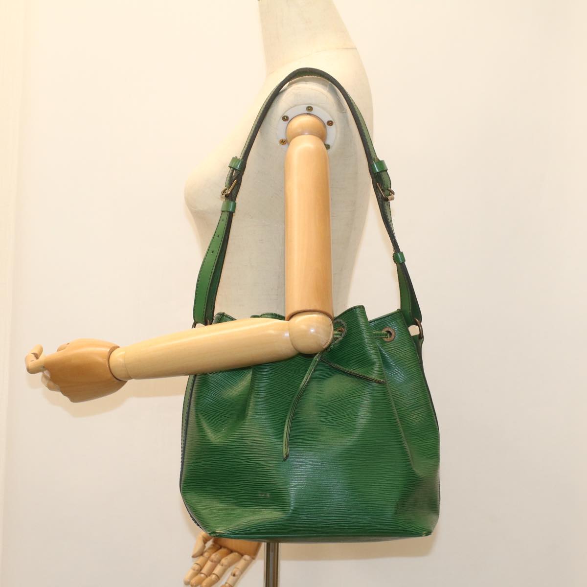 LOUIS VUITTON Epi Petit Noe Shoulder Bag Green M44104 LV 56013