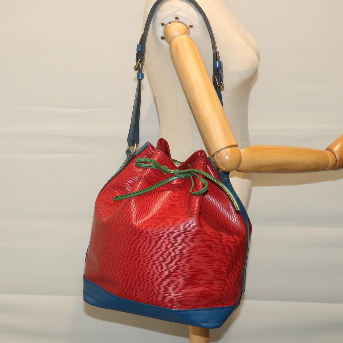 LOUIS VUITTON Epi Trico Color Noe Shoulder Bag Red Blue Green M44084 57174