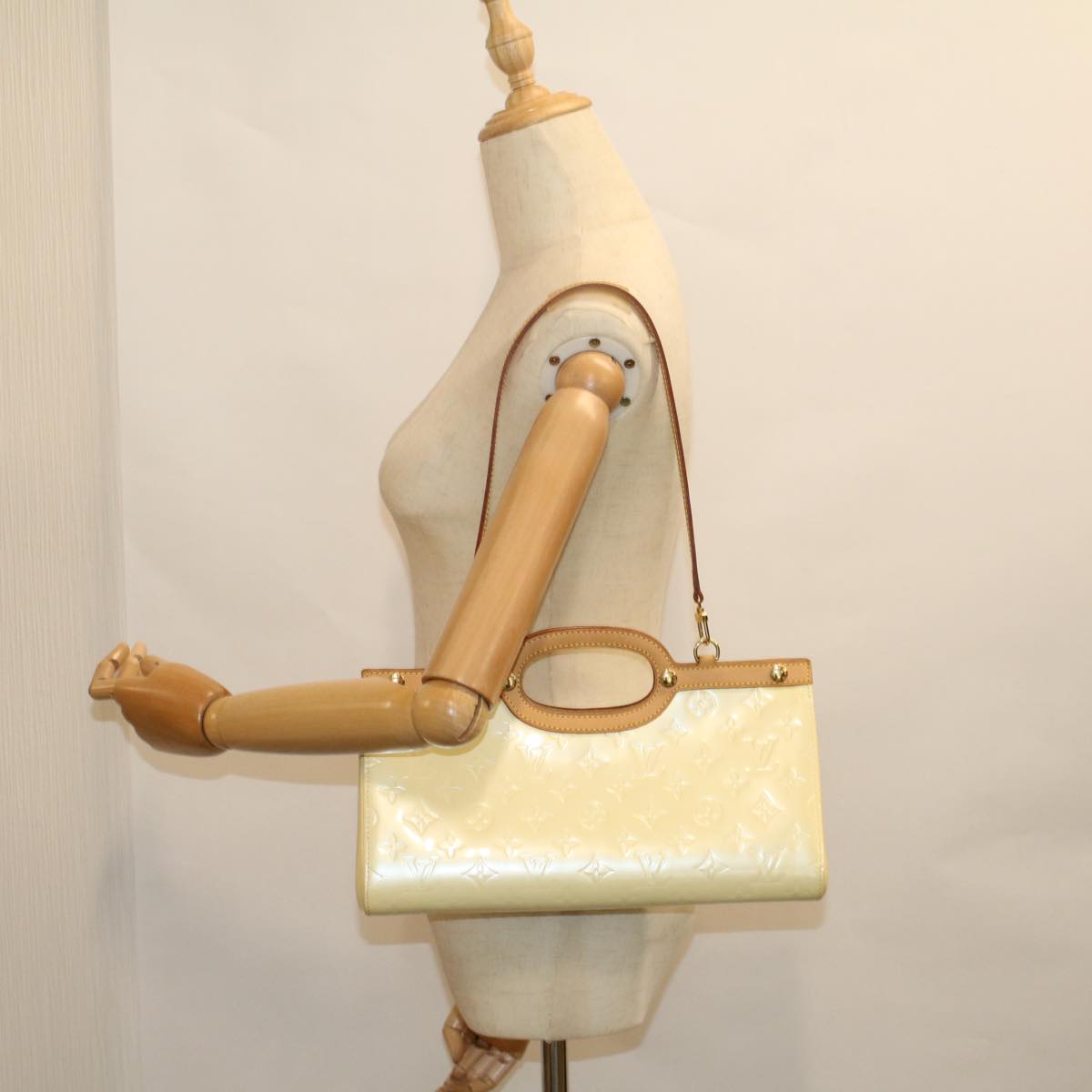 LOUIS VUITTON Monogram Vernis Roxbury Drive Hand Bag Perle M91374 LV 57730