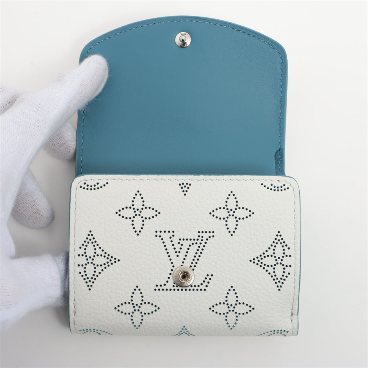 Louis Vuitton Machina Portfolio Yulis Compact M69213 Snow Compact Wallet