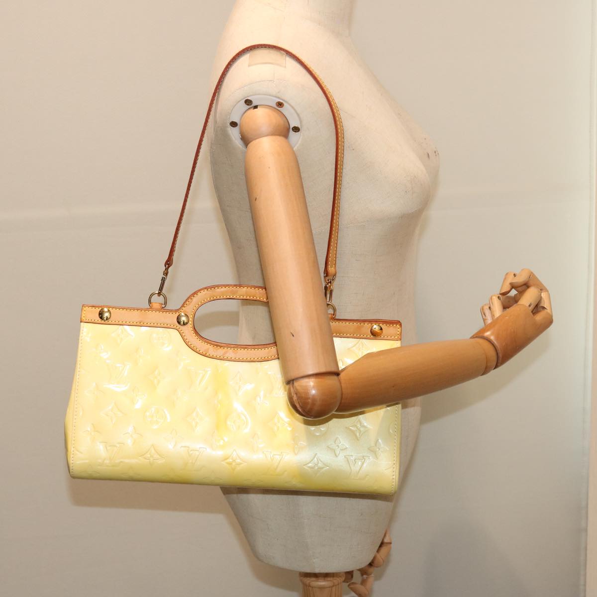 LOUIS VUITTON Monogram Vernis Roxbury Drive Hand Bag Perle M91374 LV 70529