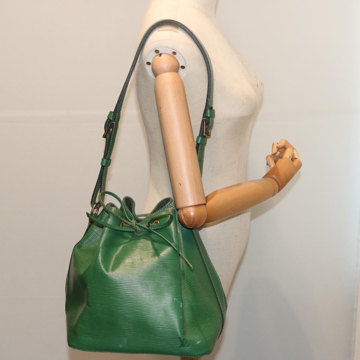 LOUIS VUITTON Epi Petit Noe Shoulder Bag Green M44104 LV 70549