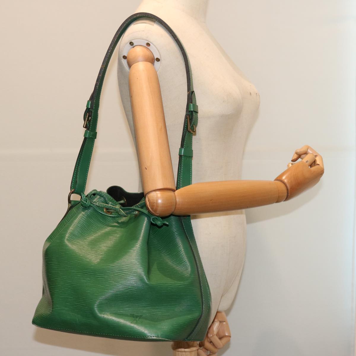 LOUIS VUITTON Epi Petit Noe Shoulder Bag Green M44104 LV 70550