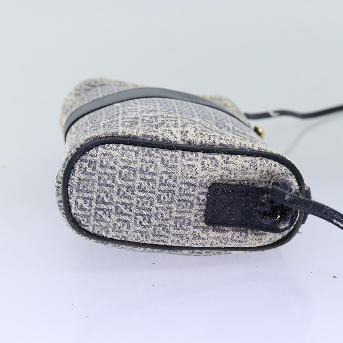 Luxury Fendi Zucchino Canvas Shoulder Bag Coated Canvas White Navy71558
