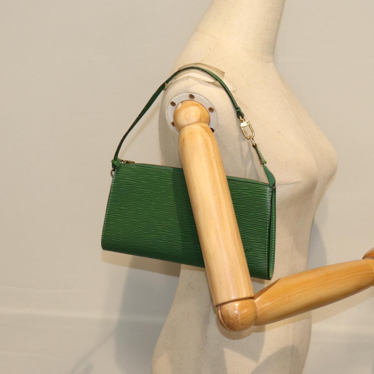 LOUIS VUITTON Epi Pochette Accessoires Pouch Green M52984 LV 71673